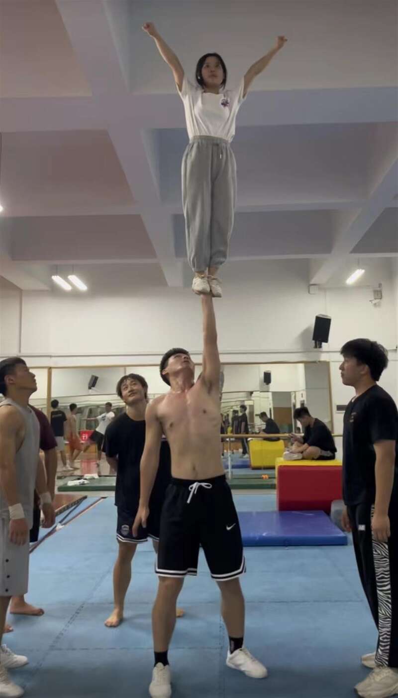 赵飞燕掌上起舞：武汉男生单手托举女生 | 八阕