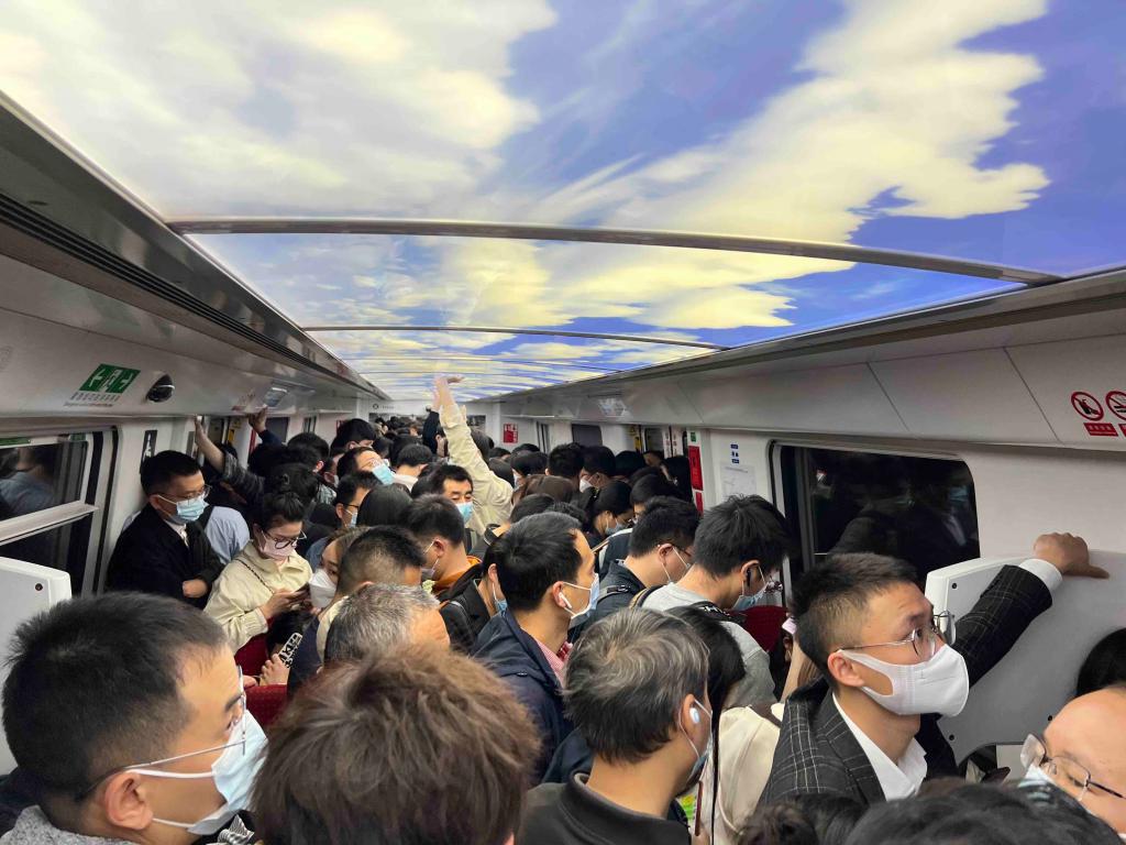 上海北京日客运量破1100万,最近的地铁有多挤? | 八阕